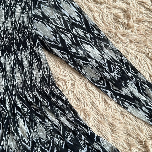 Rose+Olive  Stretchy Flared Bottom Long Sleeve Top Black & White Women sz Small - Picture 3 of 13